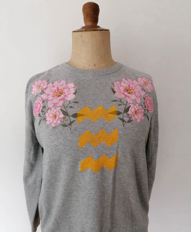 Ssweater vibe hand stamped grijs/geel (preloved)