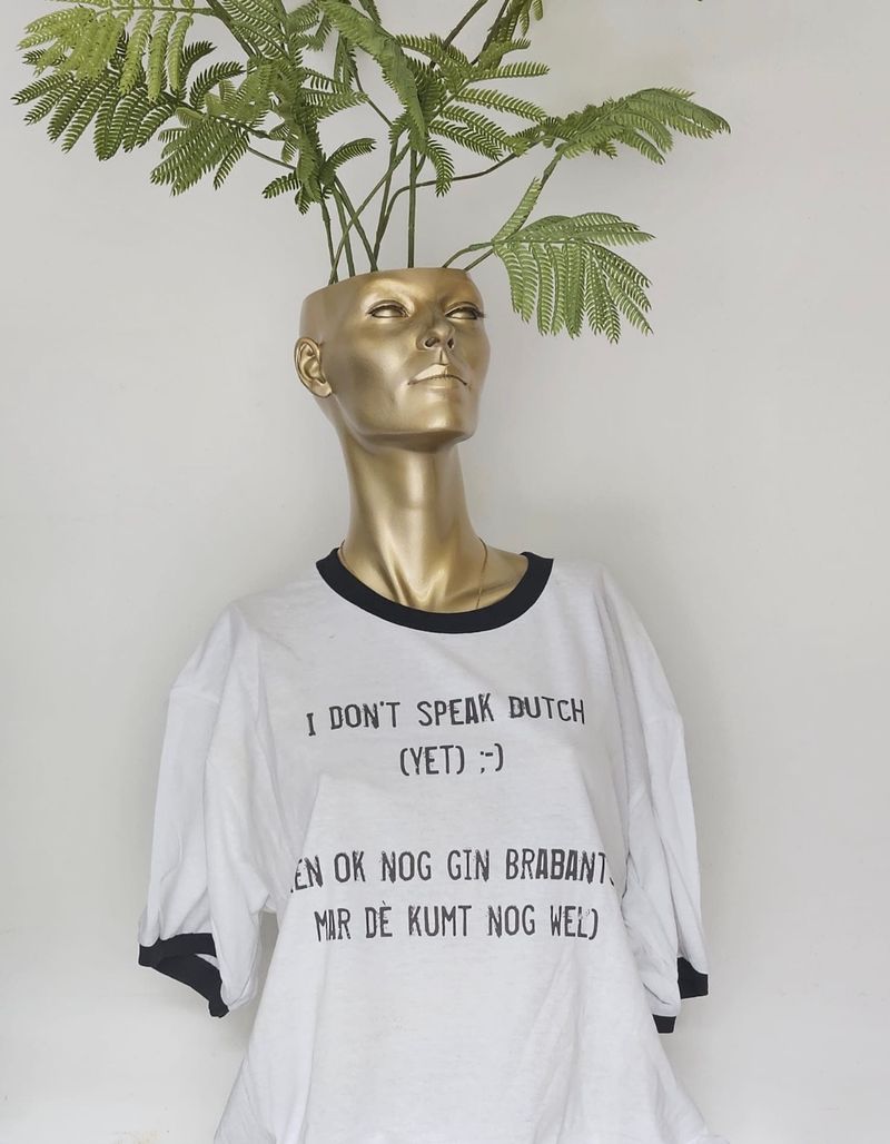 t-shirt I don't speak Dutch yet... wit/zwart (nieuw maar licht verkleuring)