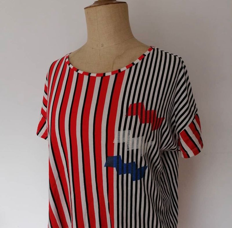t-shirt vibe hand stamped rood/wit/blauw gestreep (preloved) valt wijd