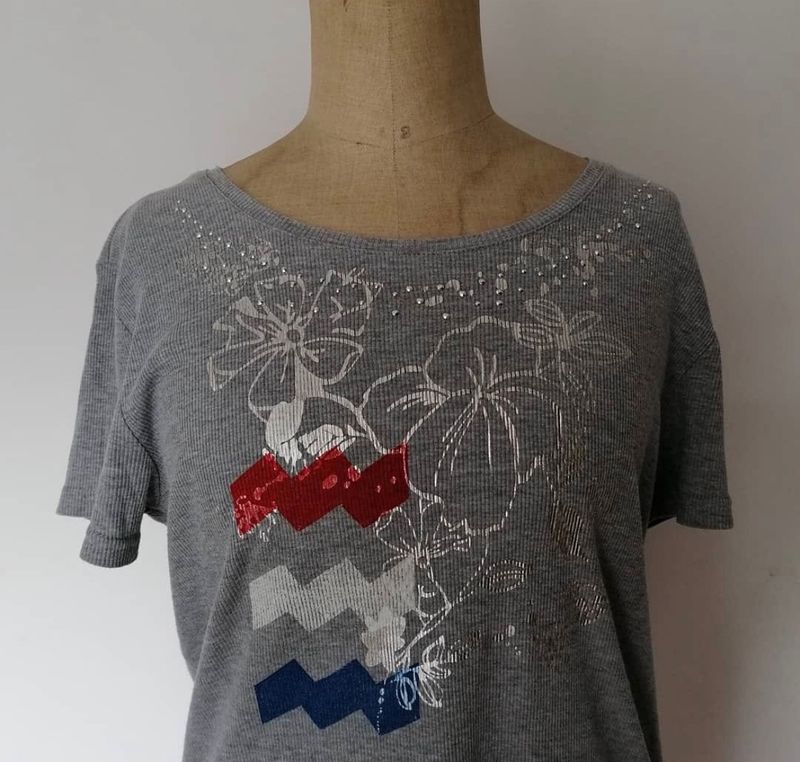 t-shirt vibe hand stamped grijs/zilver/rood/wit/blauw rib (preloved)