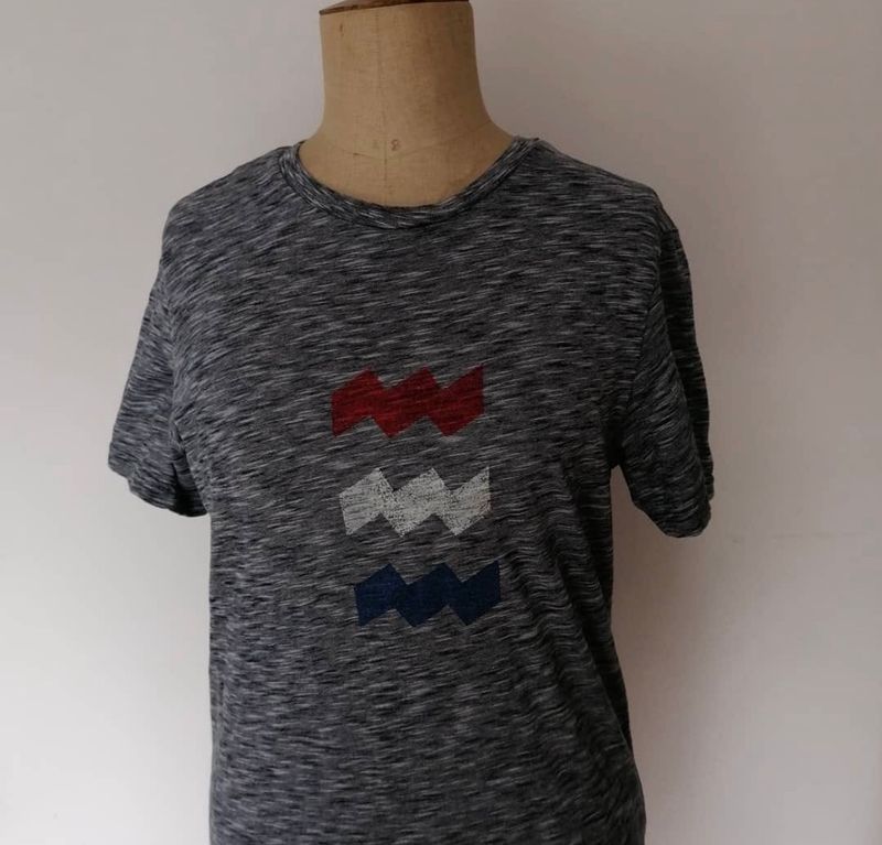  t-shirt vibe hand stamped grijs gemeleerd/rood/wit/blauw (preloved)