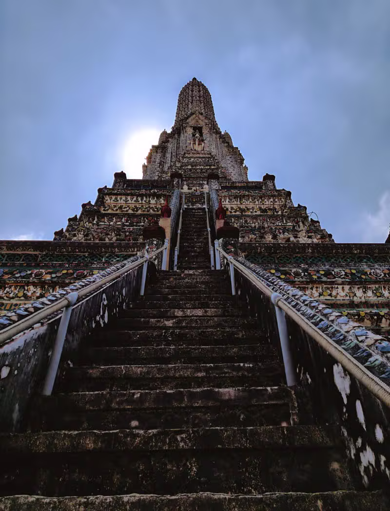 Escaliers impressionnants d'un temple asiatique