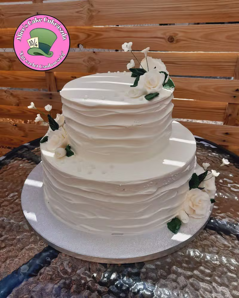 Kétszintes fehér textúrázott torta fehér rózsákkal