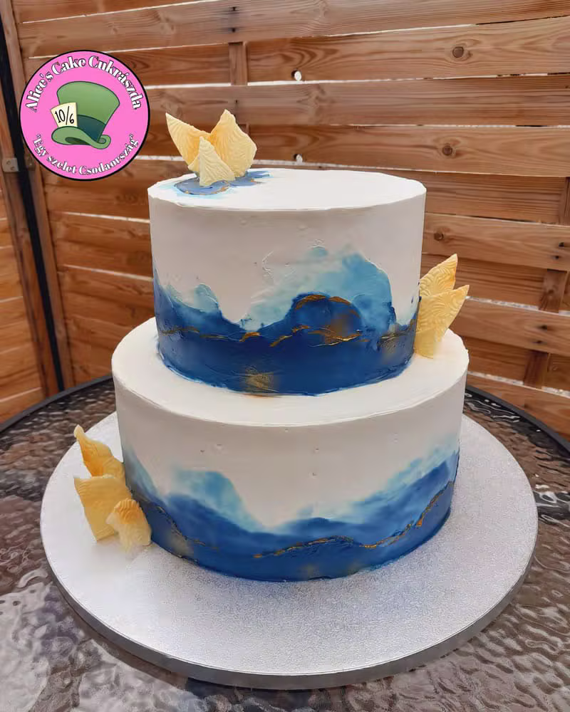 Kék ombre esküvői torta arany festett részletekkel