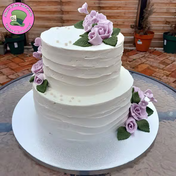 Kétszintes fehér torta lila rózsákkal