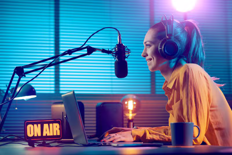 Prezenterka radiowa przed mikrofonem w studio