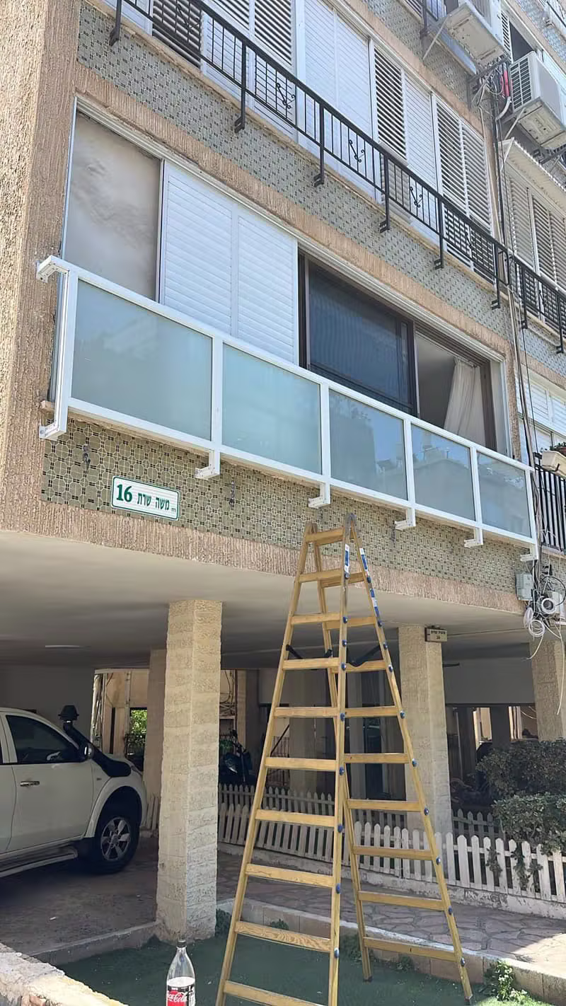 מעקה אלומיניום