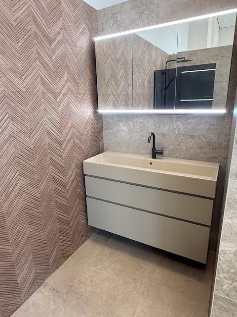Badkamermeubel met houtlook wand