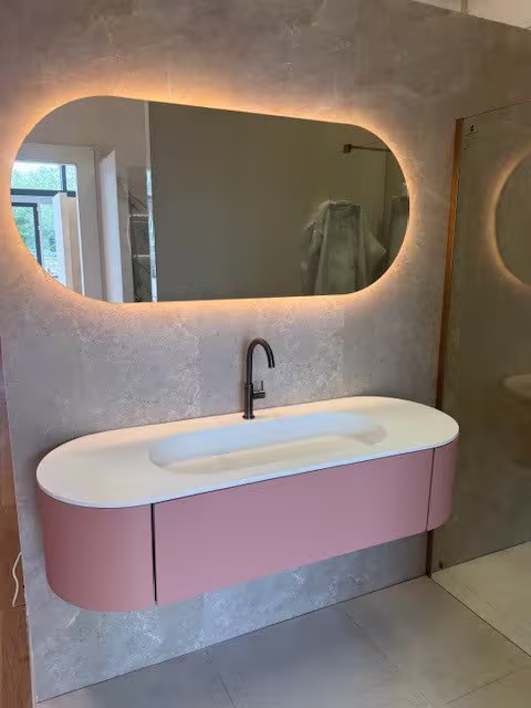 Roze meubel met verlichte spiegel