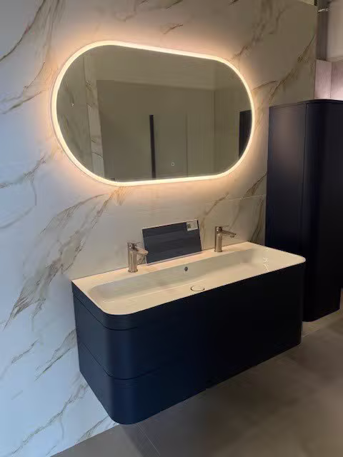 Donkerblauw meubel met marmeren wand