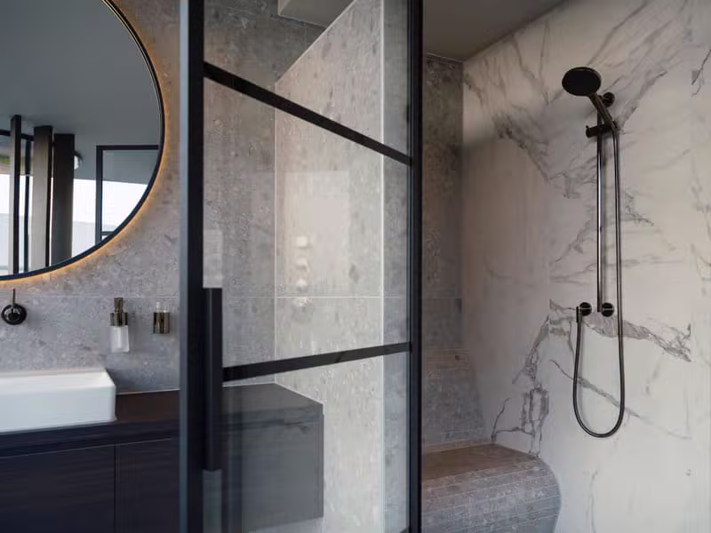 Badkamer showroom in Zuid-Holland met complete badkameropstellingen