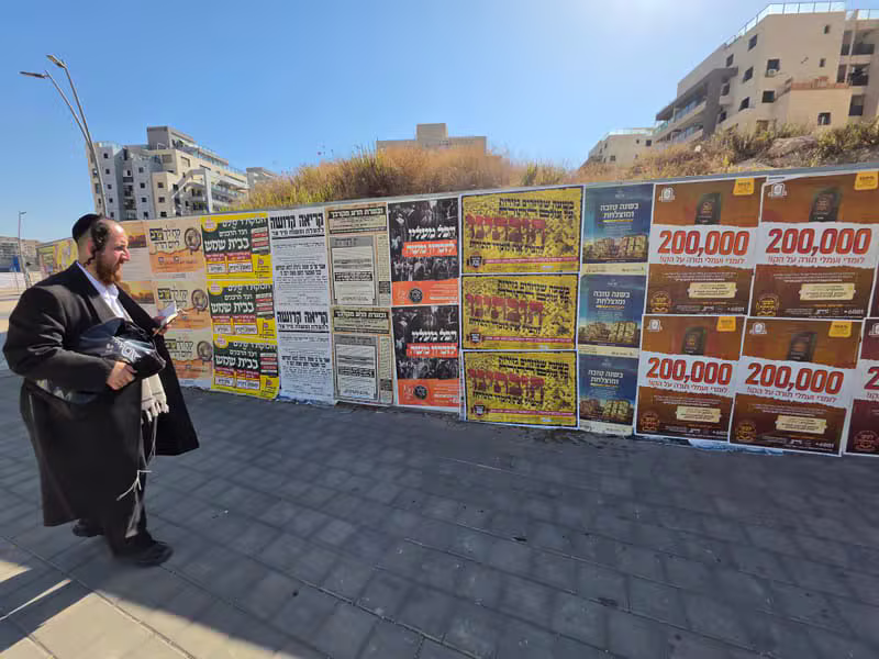הדבקת מודעות רחוב פוסטרים חצי גיליון או גיליון