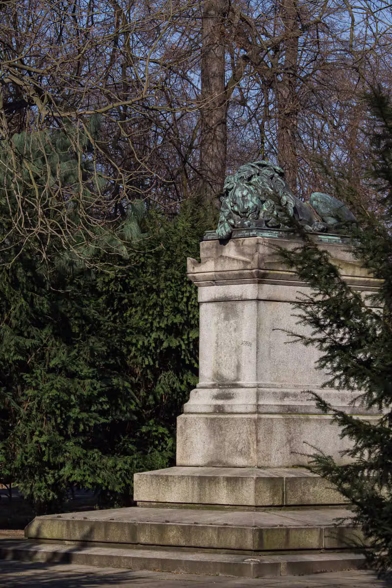Statue paisible et nature dans un cimetière ensoleillé