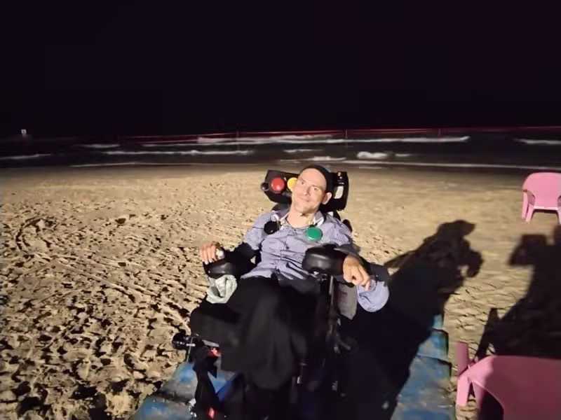 מול הים בלילה