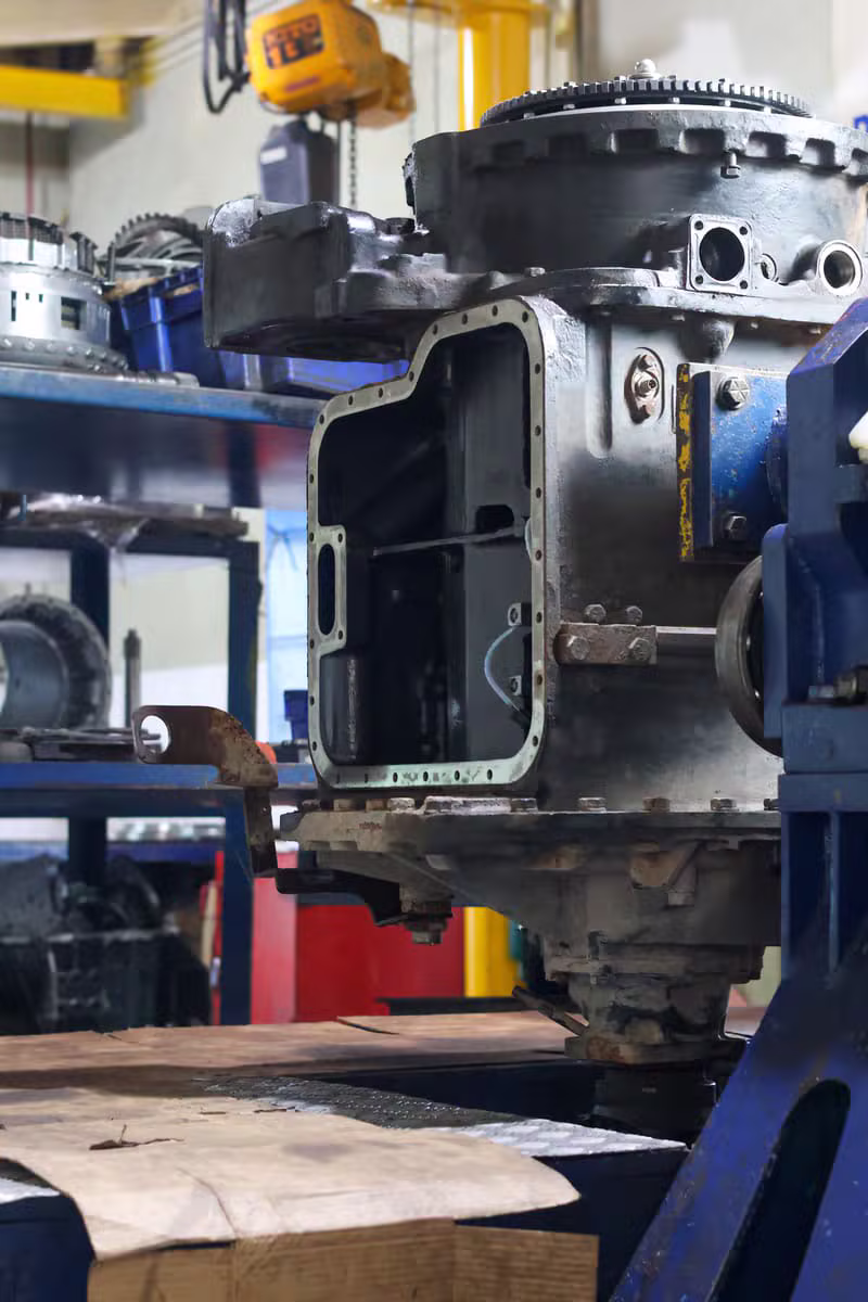 Detalle del motor y mecánica de un tractor agrícola