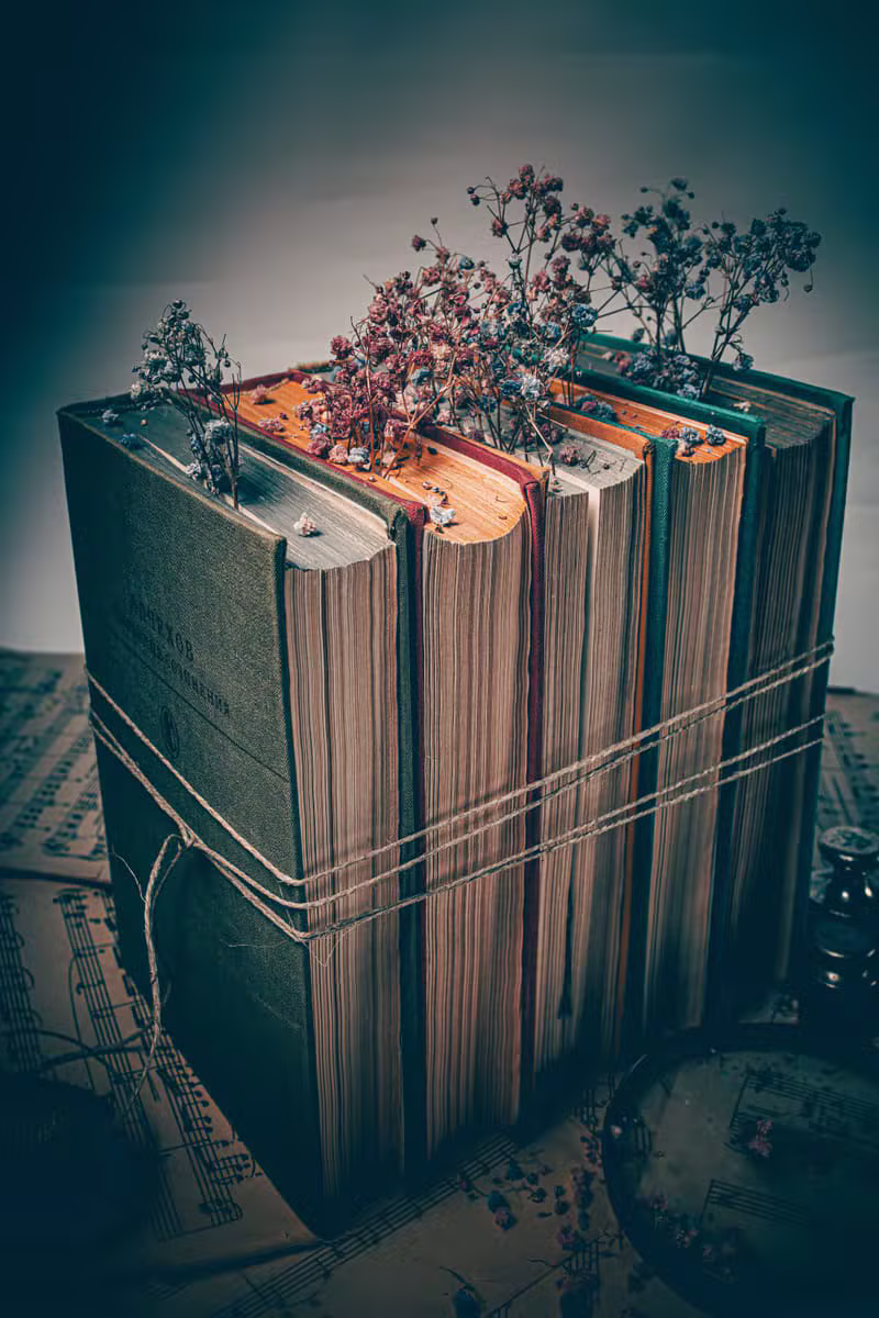 Eski kitaplar, müzik notaları ve edebi bir çalışma masası