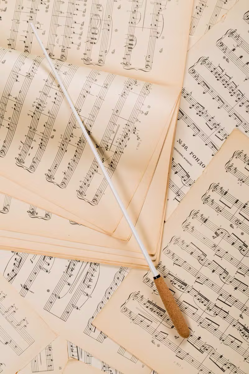 Eski kitaplar ve klasik müzik notaları