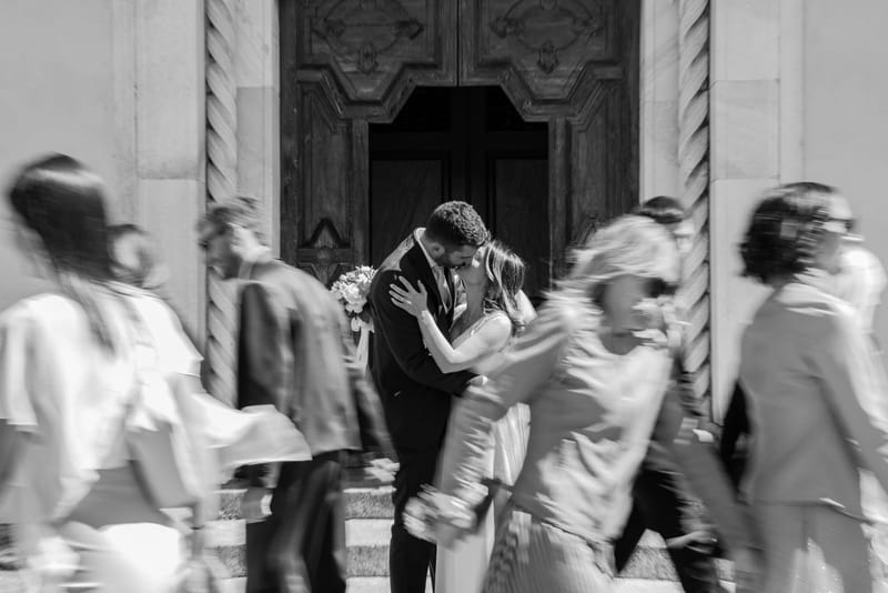 Sposi felici che sorridono al matrimonio