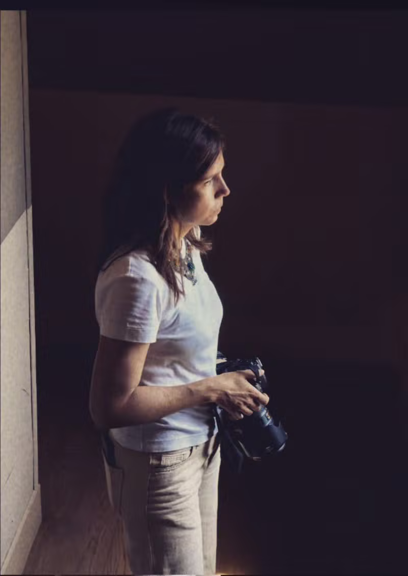 Giorgia Peroni al lavoro con la fotocamera