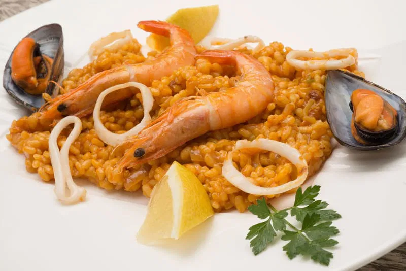 Paella de marisco en primer plano