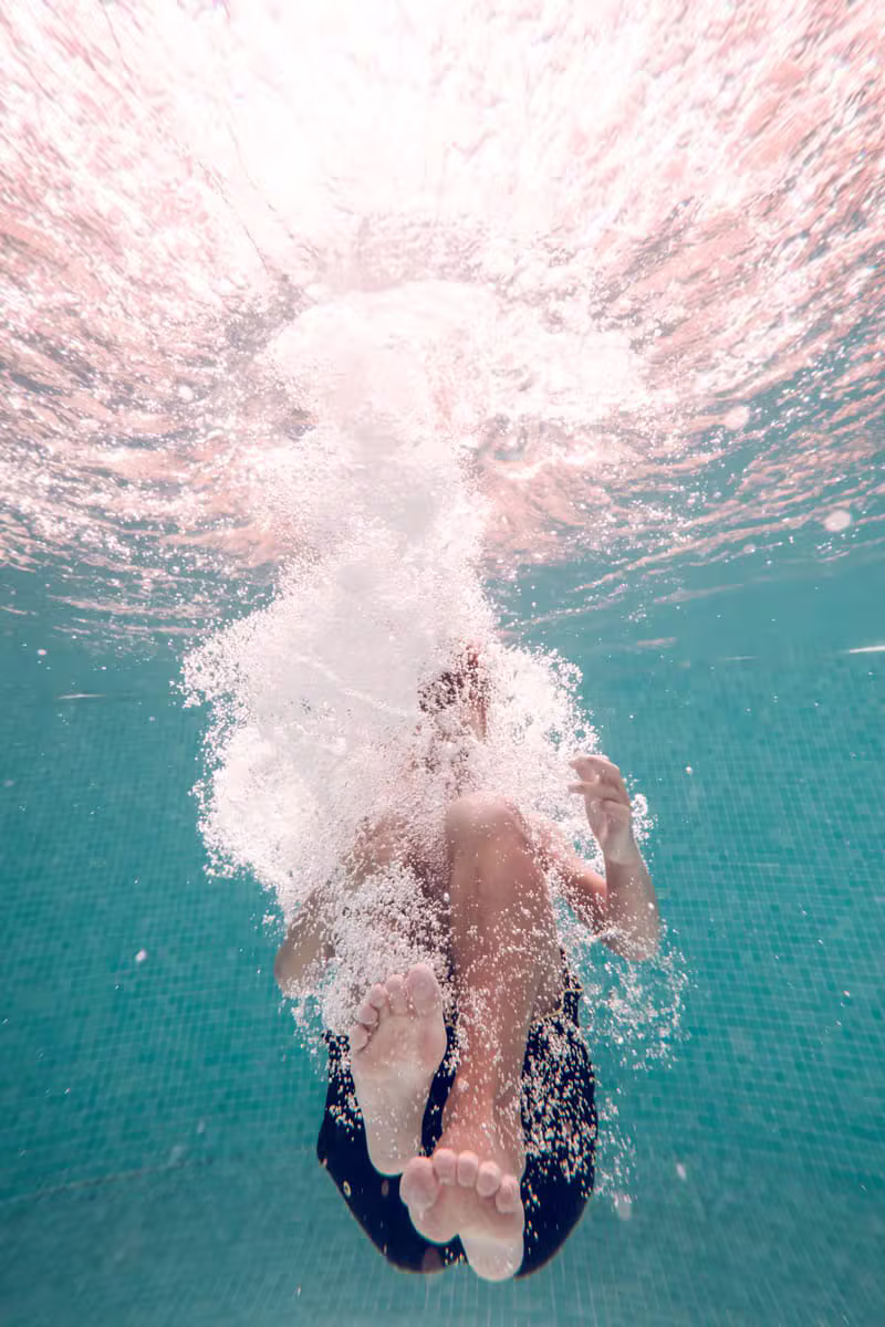 Nageur dans une piscine lumineuse