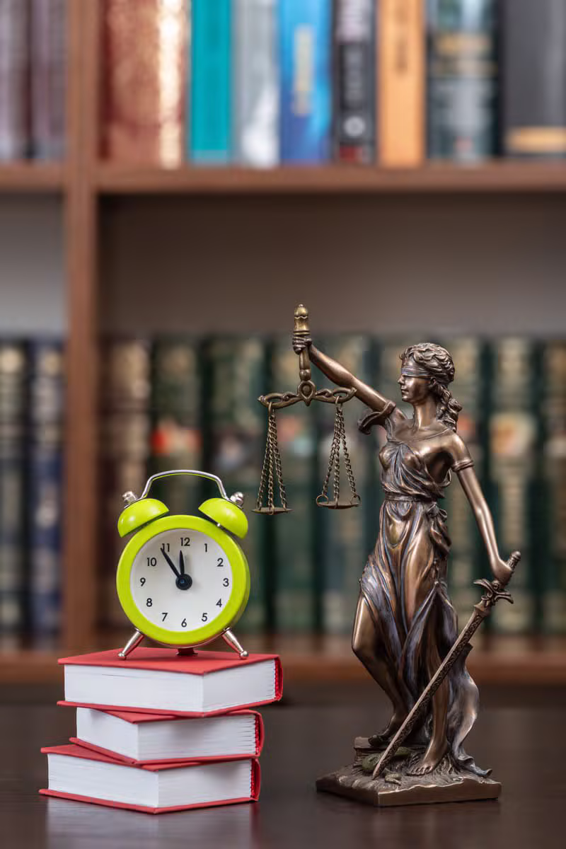 Libri di diritto e bilancia della giustizia