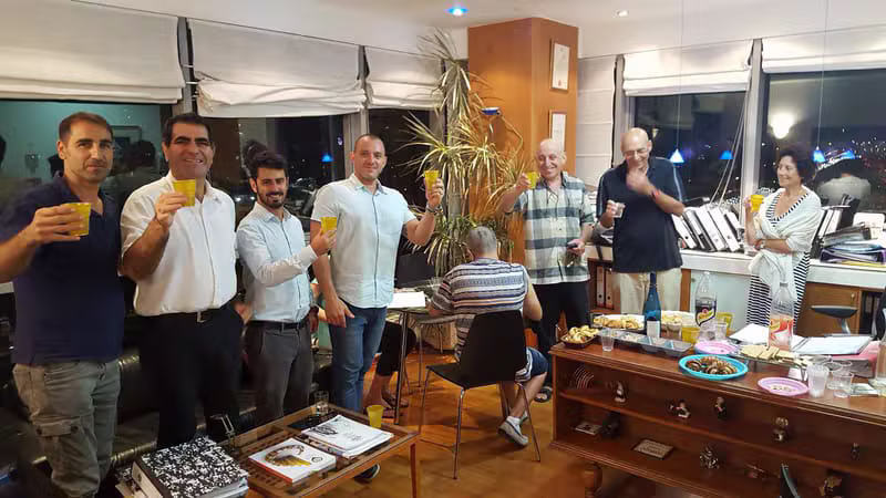 הנהלת מרום הנדסה ובנין עם צוות הפרויקט באתר הבנייה
