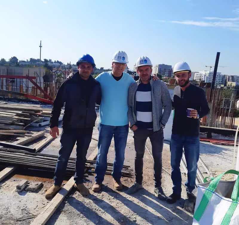 צוות מרום הנדסה ובנין בחתימת חוזה
