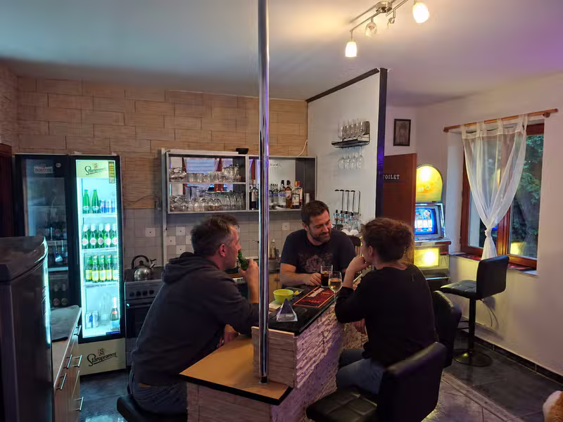 Vidám buszos utazás barátokkal