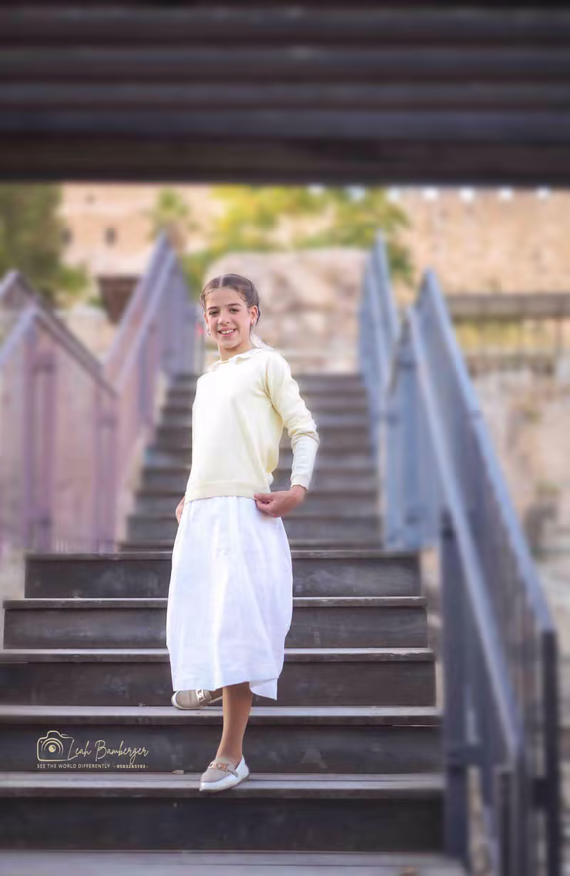 בת מצווה על מדרגות