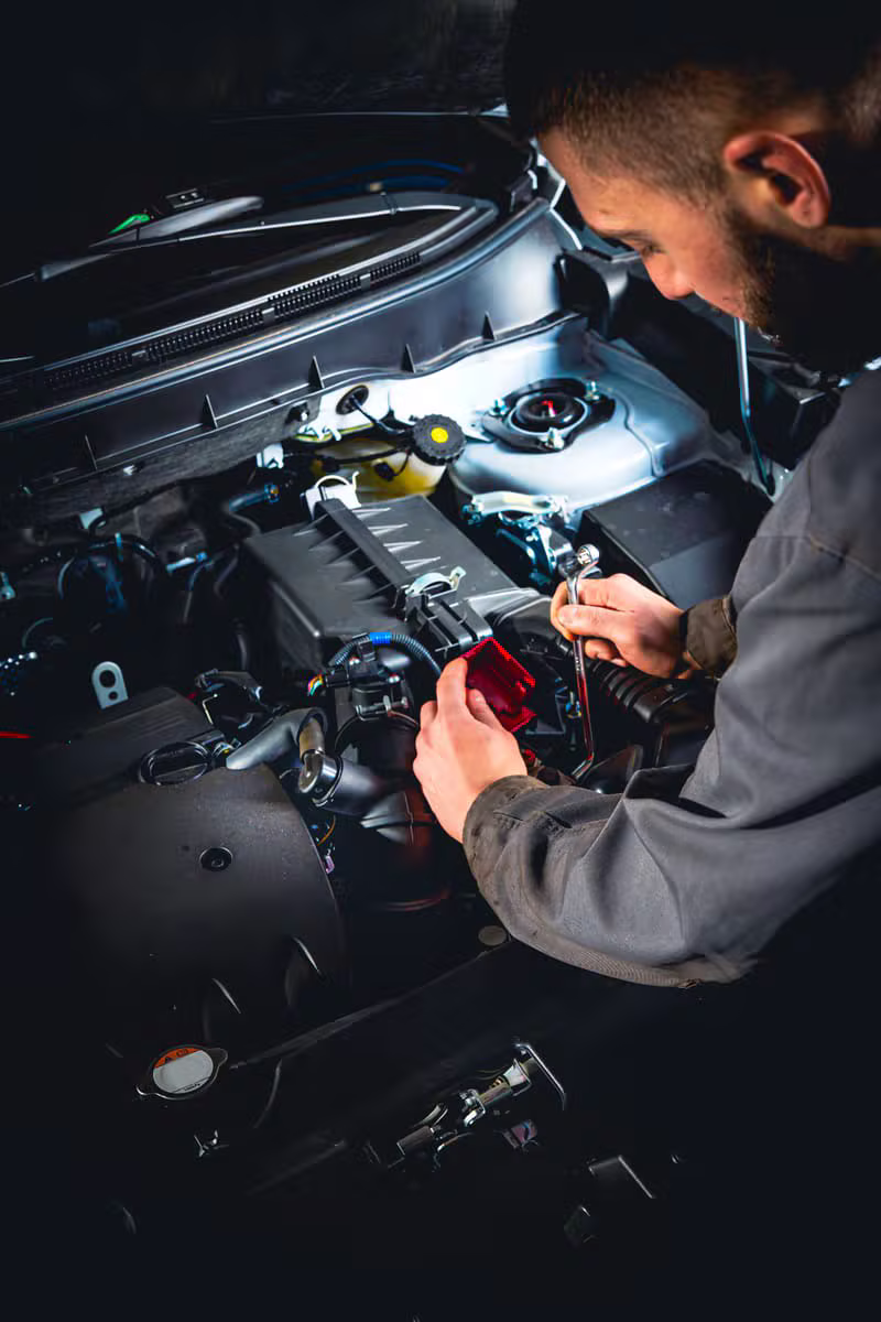 Autószerelő motor diagnosztikát végez