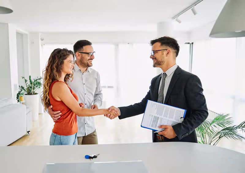 Conseiller AVEFI IMMO accompagnant des clients lors d'une signature