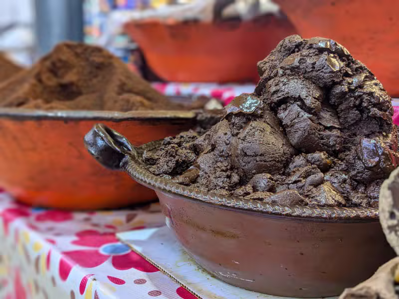 Variedad de moles secos oaxaqueños listos para vender