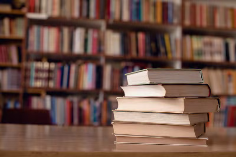 مكتبة أكاديمية تضم مراجع علمية