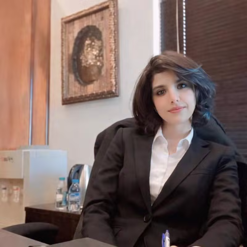 المحامية فرح العكش في مكتبها في عمّان