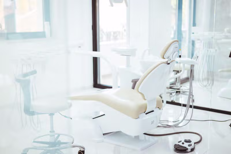 Sala chirurgica dentale moderna e attrezzata