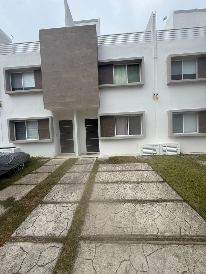 SE RENTA CASA MODELO CEIBA EN JARDINES DEL SUR 5 SEMI AMUEBLADA