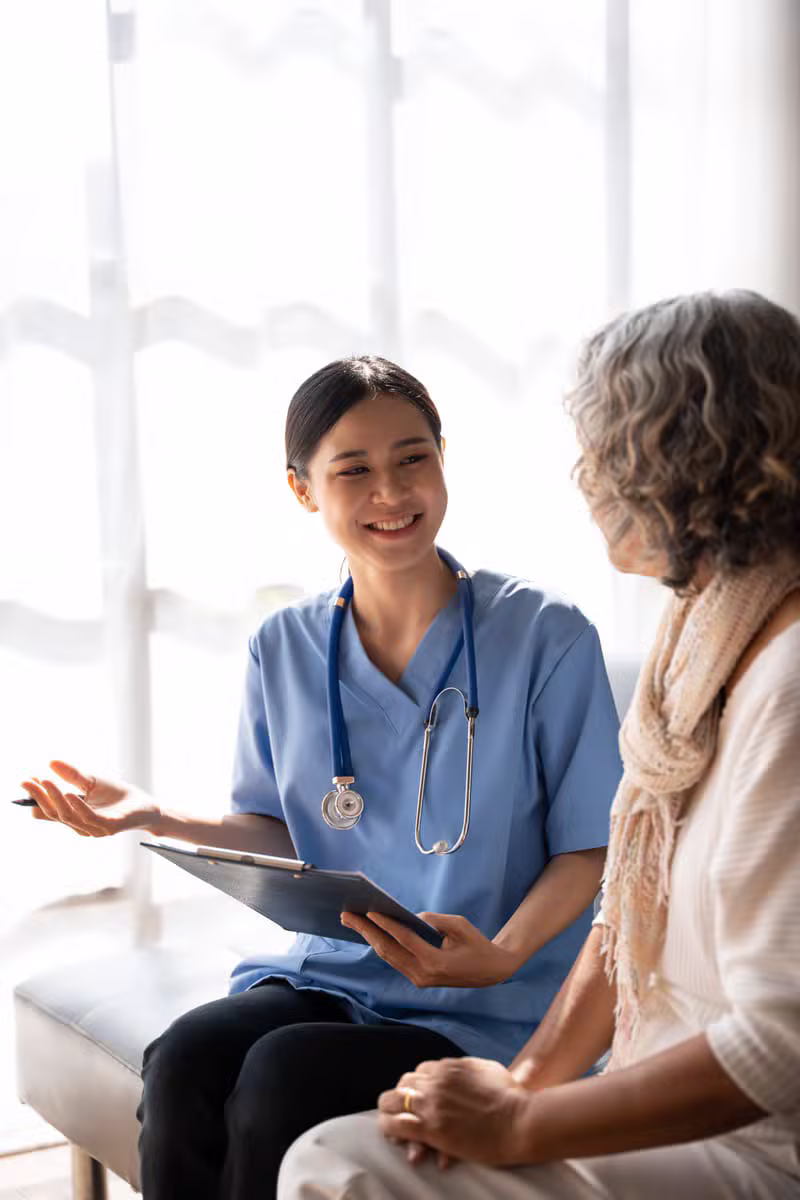 Personal medical discutând cu un pacient în confortul propriei locuințe