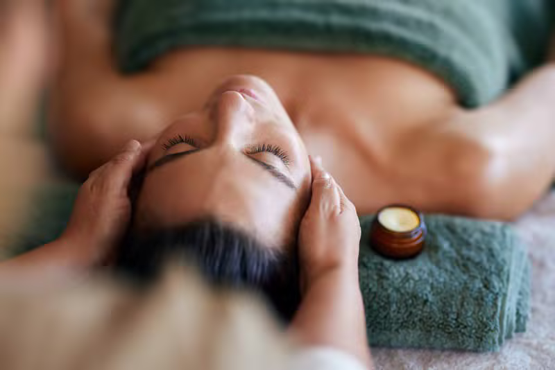 Mujer recibiendo terapia holística en estado de relajación