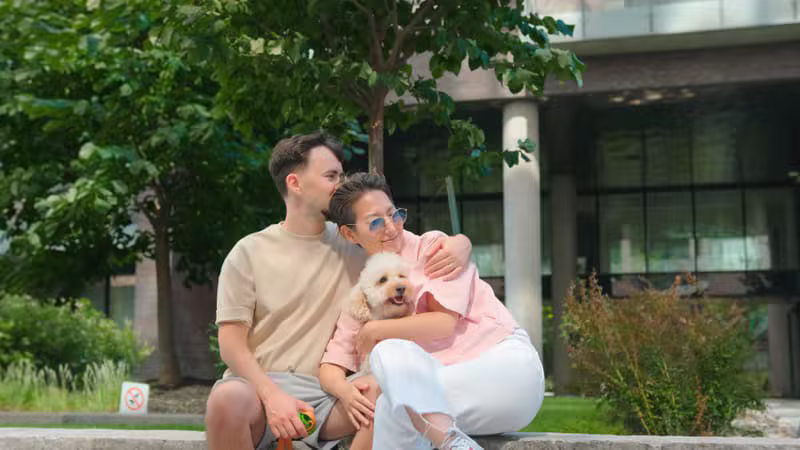 Couple homme et femme heureux et réunis à Montréal