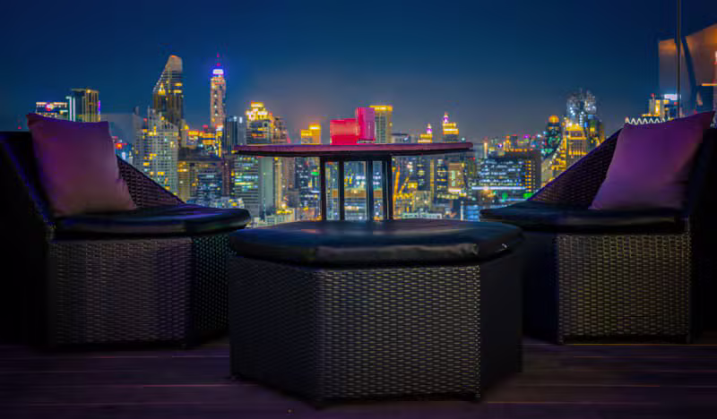בר על הגג — סקיי בר (Sky Bar), מלון לבואה