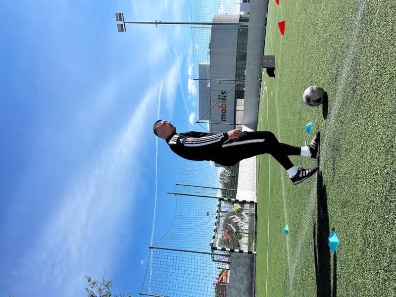 Sinkó Tamás, az EliteFootwork alapítója és edzője a pályán