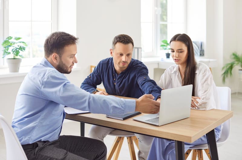 Agent imobiliar și client fericit
