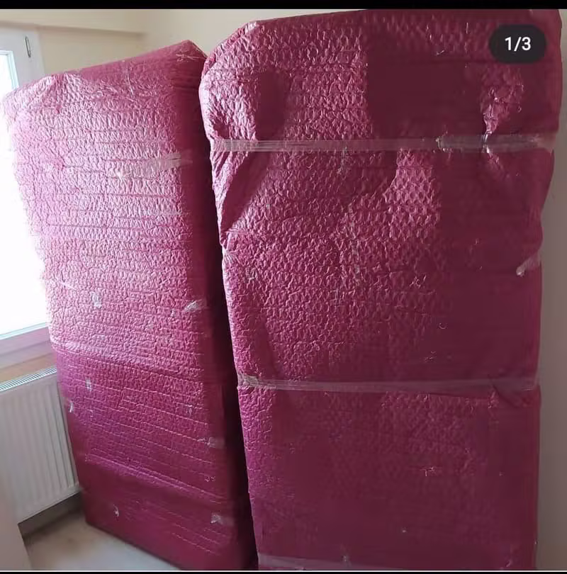 Yeni adreste yerleştirilmiş paketli mobilyalar