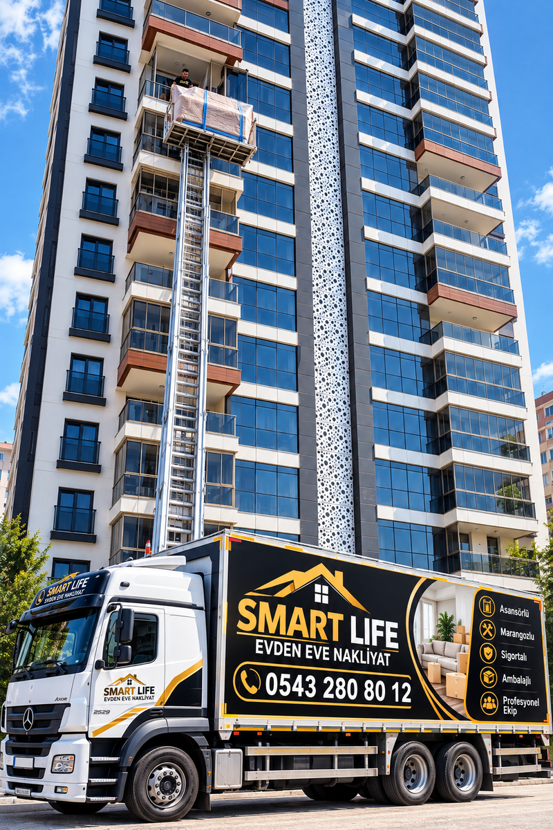 Smart Life markalı nakliye aracı yüksek katlı binanın önünde, vinçli asansörle ev eşyası üst kattan indiriliyor