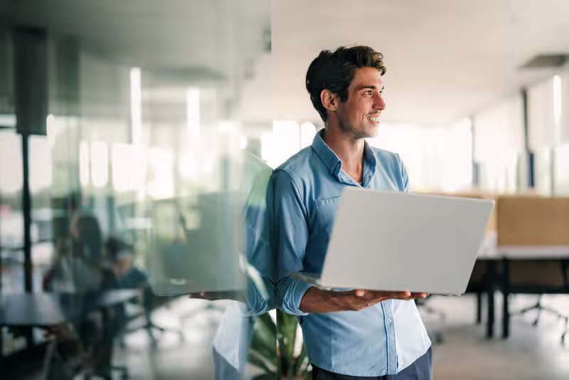 Empreendedor criando negócio digital com IA