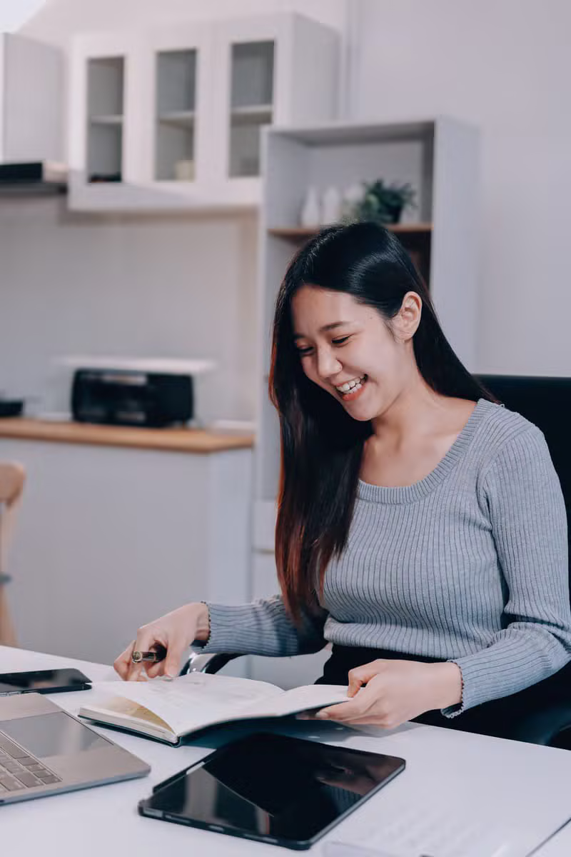 Étudiants en finance travaillant sérieusement dans une bibliothèque
