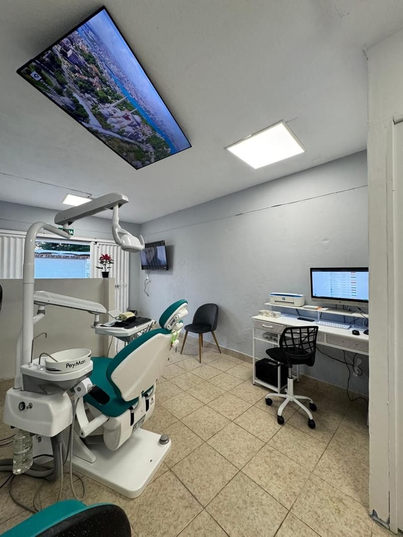 Sala de espera moderna y limpia de la clínica dental