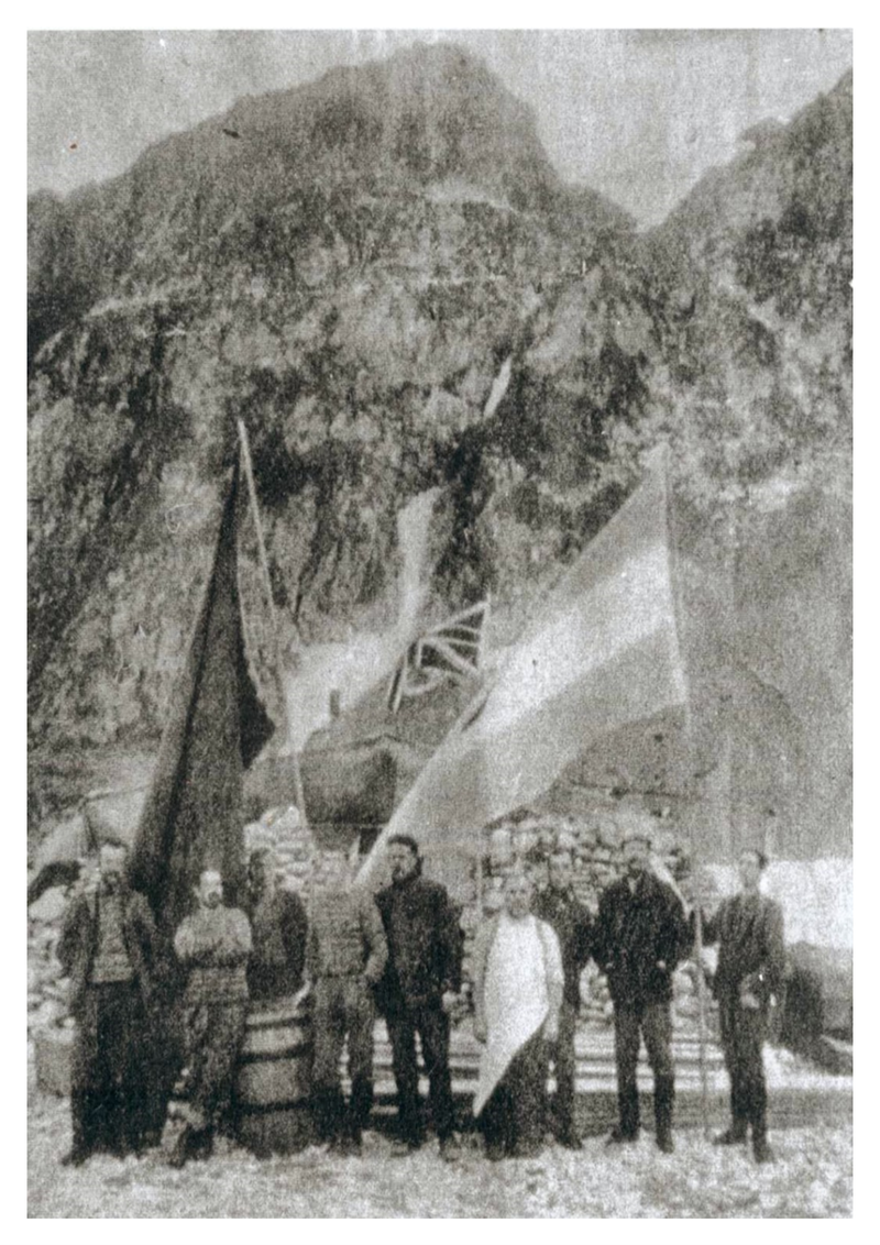 Bandera argentina en una base antártica rodeada de nieve
