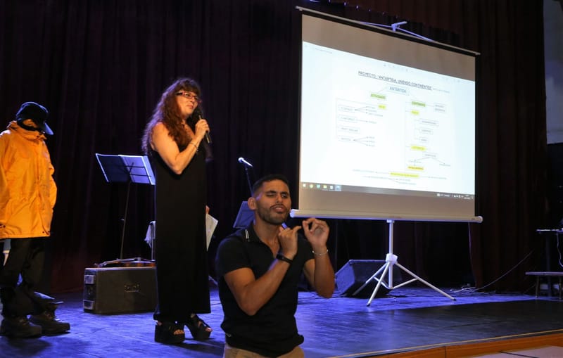Gladys exponiendo en el Circulo Italiano c/ Traductor en Lenguas de Señas